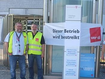 Mit Plakaten machten die Mitarbeiter gestern auf sich aufmerksam. Der Standort Bamberg ist in Gefahr.  Foto: Grasser