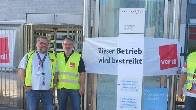 Mit Plakaten machten die Mitarbeiter gestern auf sich aufmerksam. Der Standort Bamberg ist in Gefahr.  Foto: Grasser