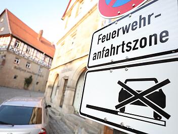 Ist nicht gleich ein Parkplatz zu finden, nutzen manche Autofahrer in der Oberen Stadt gerne auch Halteverbotszonen.  Foto: Marian Hamacher