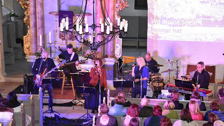 Rund 180 Konzertbesucher hatten den Weg in die Mangersreuther Kirche gefunden.Foto:  Uschi Prawitz