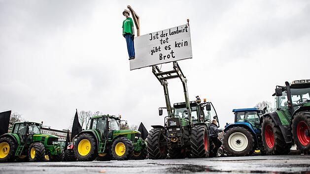 Eine Puppe h&auml;ngt bei einer Demo in M&uuml;nster an einem Traktor und baumelt an einem Galgen mit dem Schild:&nbsp;"Ist der Landwirt tot gibt es kein Brot". Auch in Bayreuth findet eine gro&szlig;e Demonstration der Landwirte statt.  Foto: Guido Kirchner/dpa