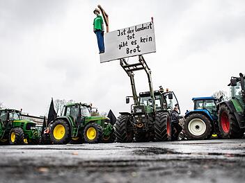 Eine Puppe h&auml;ngt bei einer Demo in M&uuml;nster an einem Traktor und baumelt an einem Galgen mit dem Schild:&nbsp;"Ist der Landwirt tot gibt es kein Brot". Auch in Bayreuth findet eine gro&szlig;e Demonstration der Landwirte statt.  Foto: Guido Kirchner/dpa
