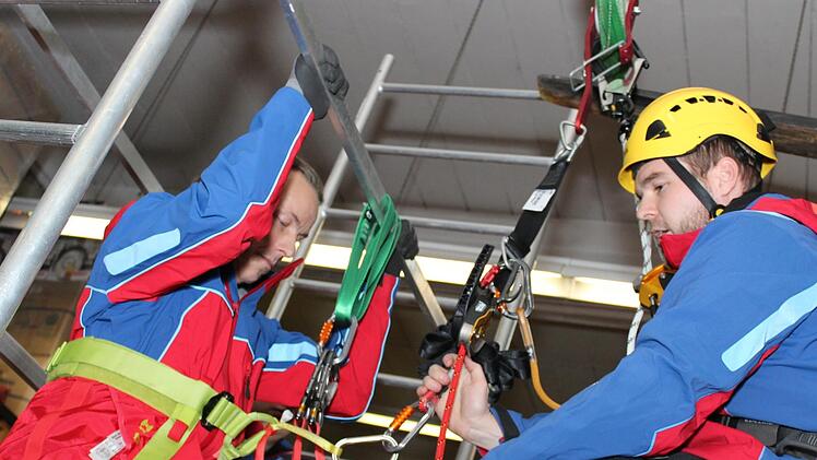 Bevor die Passagiere zum Boden abgeseilt werden, wird die doppelte Sicherung erneut gepr&uuml;ft. Cindy D&ouml;tschel
