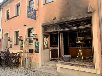Nach Brandstiftung in Kultkneipe: Feuerwehr hilft betroffener Wirtin