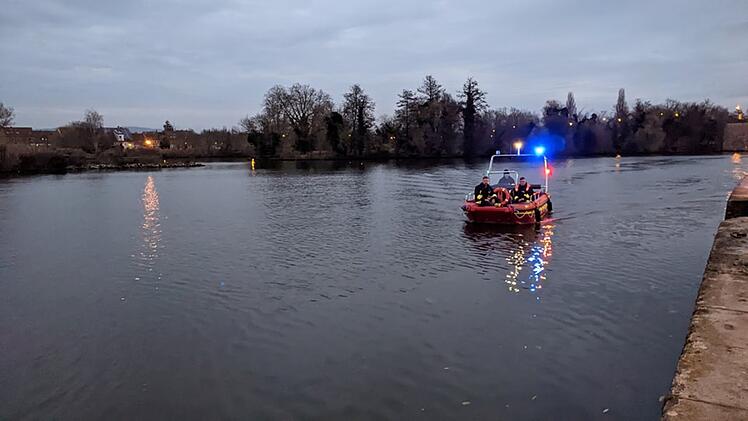 Kitzingen: Im Wasser treibender Hund l&ouml;st Gro&szlig;einsatz aus