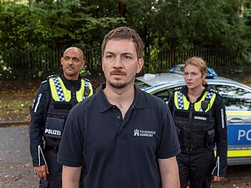 Die neuen "Gro&szlig;stadtrevier"-Folgen beginnen mit einem &auml;u&szlig;erst kontroversen Fall: In Folge 514, "Nichts mehr, wie es war", neigt Lars Herold (Johannes Kienast, zweiter von links) zur Selbstjustiz, weil der Vergewaltiger seiner Frau wieder frei ist. Lukas Petersen (Patrick Abozen) und Bente Hinrichs (Sinha Melina Gierke) m&uuml;ssen ihn aufhalten.