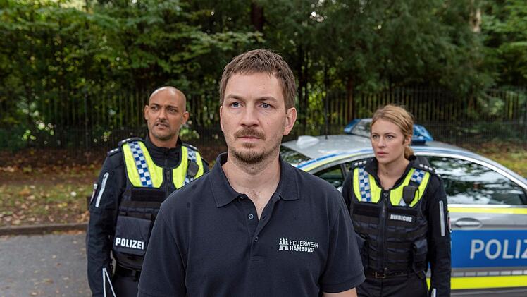 Die neuen "Gro&szlig;stadtrevier"-Folgen beginnen mit einem &auml;u&szlig;erst kontroversen Fall: In Folge 514, "Nichts mehr, wie es war", neigt Lars Herold (Johannes Kienast, zweiter von links) zur Selbstjustiz, weil der Vergewaltiger seiner Frau wieder frei ist. Lukas Petersen (Patrick Abozen) und Bente Hinrichs (Sinha Melina Gierke) m&uuml;ssen ihn aufhalten.