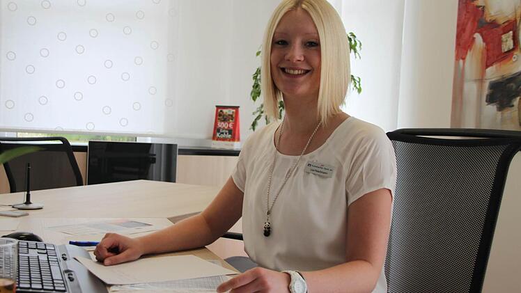 Bankkauffrau Lisa Fleischmann von der Kulmbacher Bank zieht sich gerne schick an. Die 20-Jährige mag es klassisch und bevorzugt helle und dezente Farben.