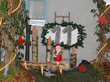 Wunderbare weihnachtliche Ideen haben die Oberthulbaer in ihren Straßenadventskalender einfließen lassen. Fotos: Straub