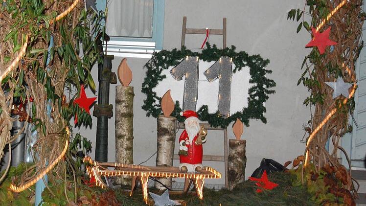 Wunderbare weihnachtliche Ideen haben die Oberthulbaer in ihren Straßenadventskalender einfließen lassen. Fotos: Straub