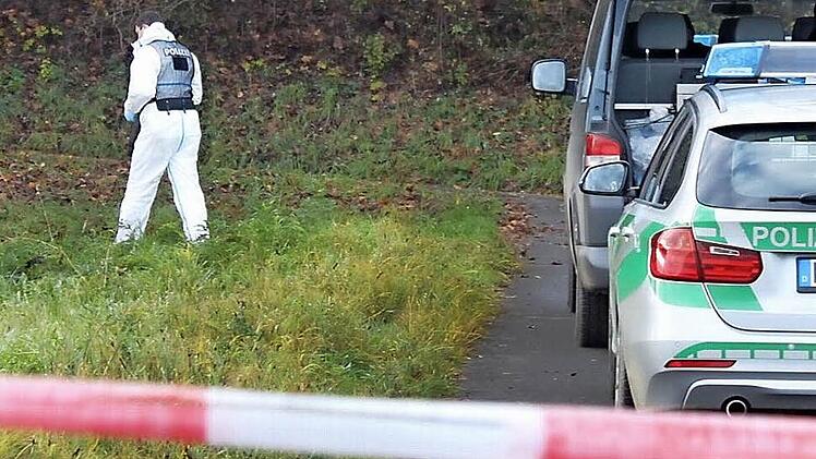 Ein Mitarbeiter der Spurensicherung an der Stelle, an der am Montagmorgen ein Mann tot aufgefunden worden war. Foto: Alexander Hartmann