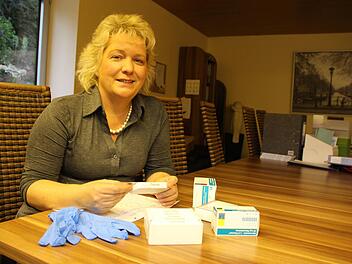 Pflegeberaterin Antje Beer richtet Medikamente für Patienten.  Foto: Benedikt Borst