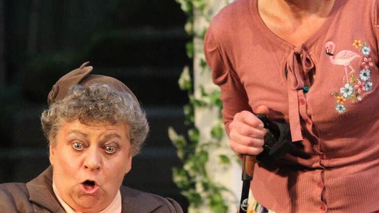 Miss Marple (Sonja Bayer) und Pfarrersfrau Griselda (Andrea Vießmann) Foto: Jürgen Gärtner