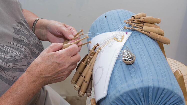 Je nach Muster können bis zu 20 Paar Klöppel zum Einsatz kommen. Fotos: Björn Hein