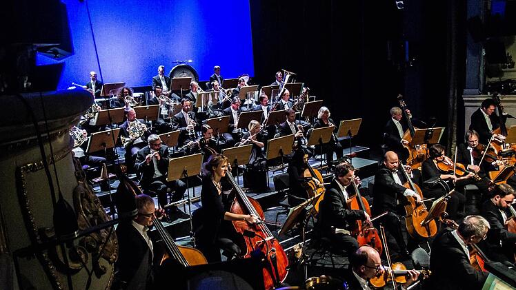 Unter der Leitung von Coburgs Generalmusikdirektor Roland Kluttig interpretierte das Philharmonische Orchester des Landestheaters Werke von Tschaikowsky ud Prokofjew. Foto: Jochen Berger