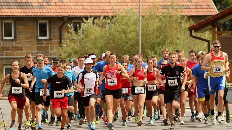 Der Start zum Hobbylauf mit der Siegerin Eva Lang (562) sowie den Zwillingsschwestern Annalena Raithel (links) und Isabel Raithel (532), welche die nächsten Plätze einnahmen; ebenso die Erstplatzierten bei den Männern Christian Gründel (Dritter von links) und Lokalmatador Tobias Weißheimer (543)