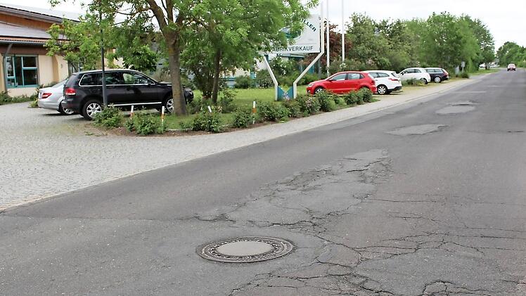 Auf der bebauten Seite der Straße soll im Zug der Sanierung ein Radweg markiert werden. Foto: Evi Seeger (Archiv)