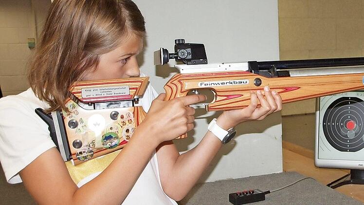Wie auf dem Monitor ersichtlich, hat hier die zwölfjährige Lena Rehe mit dem Luftgewehr gerade einen "Zehner" geschossen. Fotos: Alfred Thieret