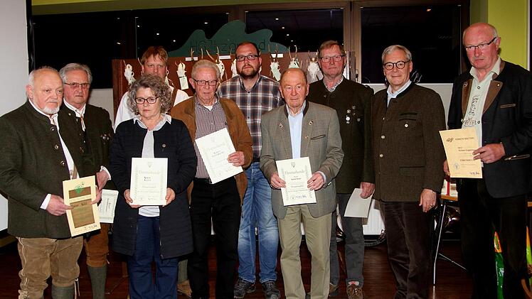 Diese Frauen und Männer wurden für ihre langjährige Treue zum Bayerischen Jagdverband geehrt; von rechts Vorsitzender Helmut Sieghörtner und der Vizepräsident des BJV, Enno Piening Foto: Günther Geiling