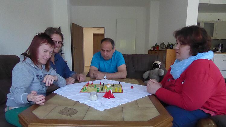 Ingrid  Dieterich (von links), Wohnassistentin Beate Weimar-Stockmann, Eberhard Gürtler und Sandra Rößler spielen im Gemeinschaftsraum Mensch-ärgere-dich-nicht. Thomas  Ahnert