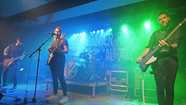 "Deviltrain" ist seit 2015 mit High Energy Rock erfolgreich, was die Band auch in Breitbrunn unter Beweis stellte.  Fotos: Christian Licha