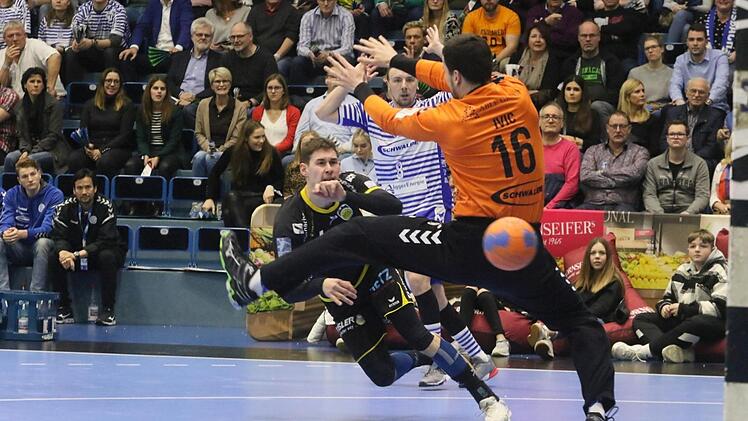 Tat seinem ehemaligen Klub vor allem in der ersten Halbzeit richtig weh: Coburgs Linksaußen Max Jaeger erzielte vier Treffer.  Foto: Iris Bilek