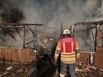 In der Nacht brannte das Vereinsheim des Hundesportvereins Lichtenfels ab. Feuerwehr, Einsatzkräfte