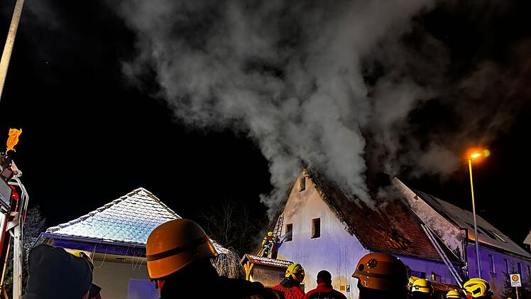 Massive Rauchentwicklung nach Feuer in Stall