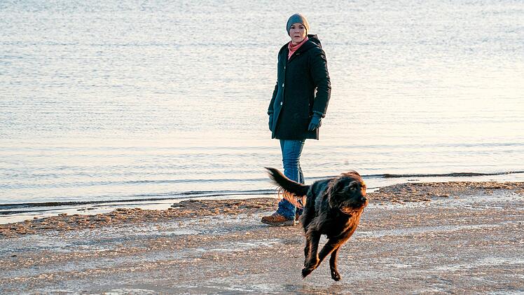 Karin Lossows (Katrin Sass) Hund Lucky nimmt Witterung auf und rennt in den nahen Usedomer Wald. Dort finden sich drei tote Welpen. Lucky ist im wahren Leben der Hund von Hauptdarstellerin Sass.