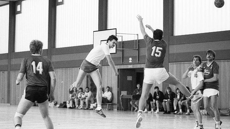 Szene aus dem Handballspiel des TSV Bad Kissingen gegen den TSV Bergheinfeld II, das die "Berger" gl&uuml;cklich mit 11:10 gewinnen.