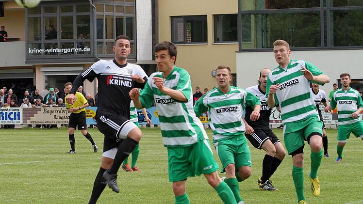 Vergeblich springt der Sander Maximilian Göbhardt (links) in die Flanke, die Gästeabwehr kann mit dem Kopf abwehren.