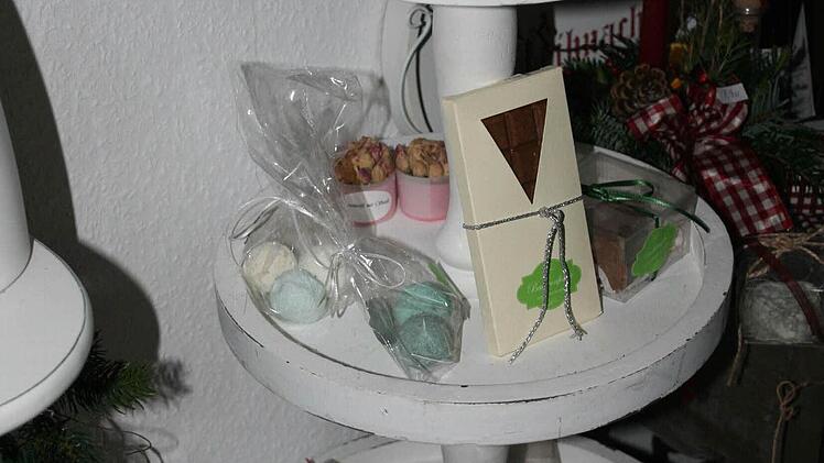 Schokolade, Kugeln und Muffins für das Badewasser. Foto: Daniela Röllinger