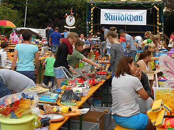 Gut besucht war der Kinderflohmarkt im Büttnerwinkel. Fotos: Katrin Geyer