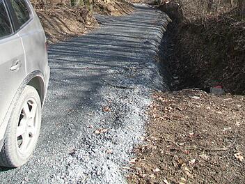 Drei Waldwege in Stadtsteinach mit einer Länge von 1850 Metern wurden mit Mitteln aus dem Hochwasserfonds erneuert. Um in Zukunft Schäden zu verhindern, wurden Regenüberlaufbecken eingebaut. Foto: Sonja Adam