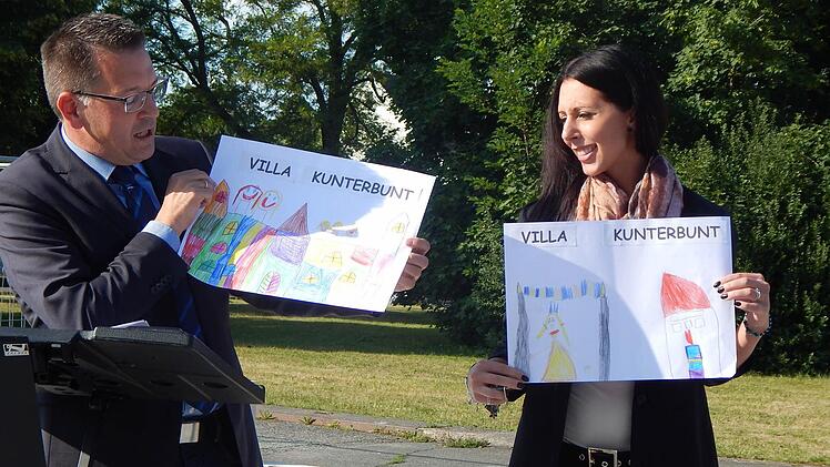 Bürgermeister Karsten Fischkal und Erzieherin Sabrina Lang verkündeten den Namen der neuen Adelsdorfer Kinderkrippe: "Villa Kunterbunt." Foto: Mona Lisa Eigenfeld
