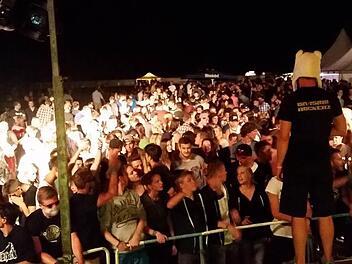 Ein Blick von der Bühne zeigt, dass die "Party im Nirgendwo" im vergangenen Jahr gut besucht war. Fotos: privat
