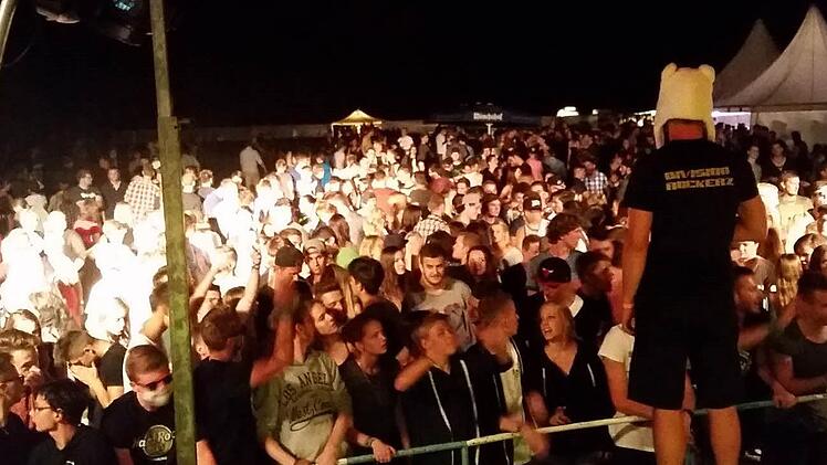 Ein Blick von der Bühne zeigt, dass die "Party im Nirgendwo" im vergangenen Jahr gut besucht war. Fotos: privat