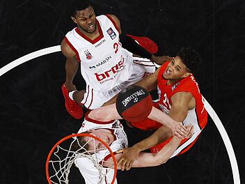 Darius Miller (hinten) und Leon Radosevic (l.) werden versuchen, Raymar Morgan in die Schranken zu weisen. Foto: Daniel Löb