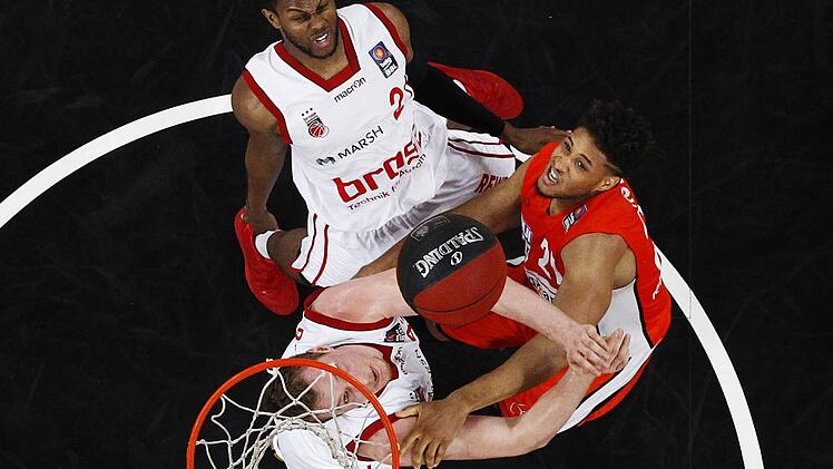 Darius Miller (hinten) und Leon Radosevic (l.) werden versuchen, Raymar Morgan in die Schranken zu weisen. Foto: Daniel Löb