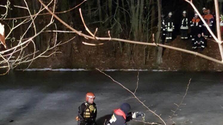"Auf dem Aspensee ist jemand in das Eis eingebrochen": Dieser Notlage widmete sich eine Übung der Feuerwehr zusammen mit der Wasserwacht Bad Kissingen. Die Retter wurden mit Leine abgesichert, ehe sie mit Leitern den Eingebrochenen retteten.  Foto: Stefan Geiger