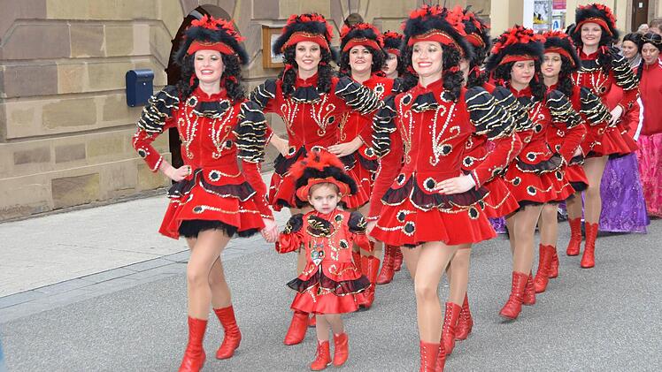 Der Nachwuchs in Reiterswiesen ist gesichert: Die vierjährige Helena stapfte stolz im Gleichschritt mit der großen Garde mit. Foto: Peter Rauch
