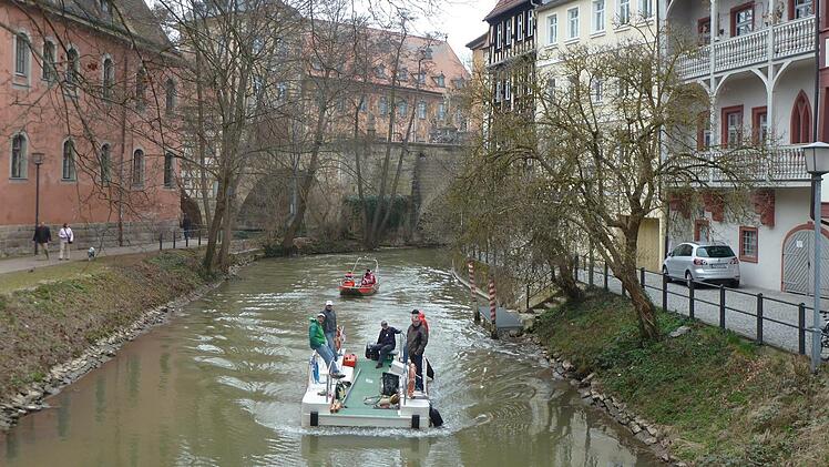 Auf dem Weg zu ihrem Einsatzort im linken Regnitzarm fährt die Fähre durch den alten Ludwig-Donau-Main-Kanal. Foto: Klaus Karger