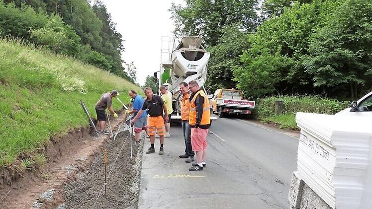 Gestern wurde mit dem Einbau von Granitbordsteinen auf Höhe des Weilers Unterlaitsch begonnen. Unser Bild zeigt von rechts Bauleiter Thomas Müller, Projektleiter Stefan Eulefeld und Polier Thomas Hecht von der Firma Markgraf.