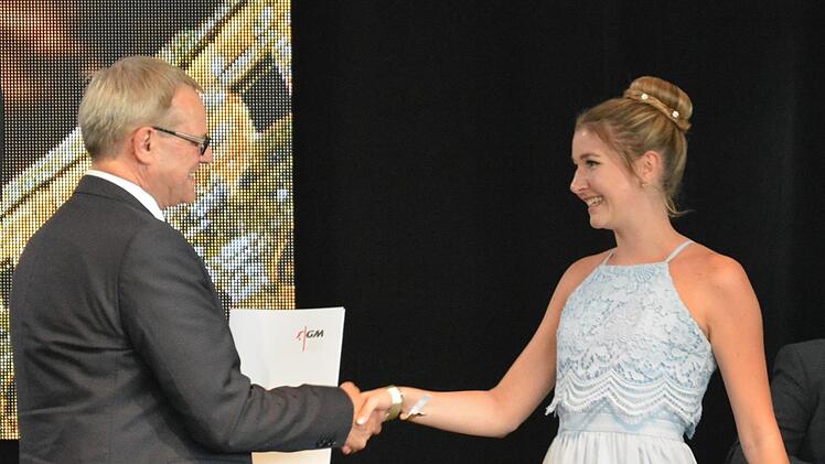 Höhepunkt des Abends war natürlich die Überreichung der Zeugnisse (links: Schulleiter Joachim Schwigon, rechts: Michelle Dörflein) Foto: Björn Hein