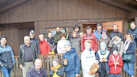 Die eifrigen Pilzsucher mit dem Sachverständigen Klaus Gründonner (vorne links kniend) Foto: Karl-Heinz Hofmann