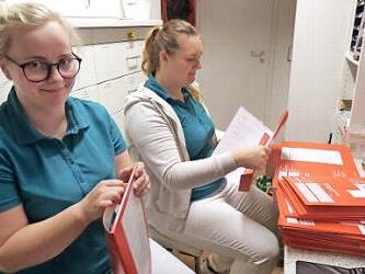 Die Notfallmappen müssen von den Arzthelferinnen gefaltet werden , bevor sie an die Patienten ausgegeben werden können. Foto: Thomas Weichert