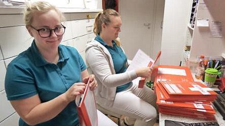 Die Notfallmappen müssen von den Arzthelferinnen gefaltet werden , bevor sie an die Patienten ausgegeben werden können. Foto: Thomas Weichert