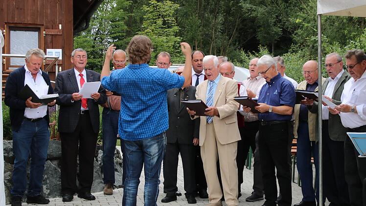 Der Männergesangverein trug sieben Stücke vor. Foto: Klaus Klaschka