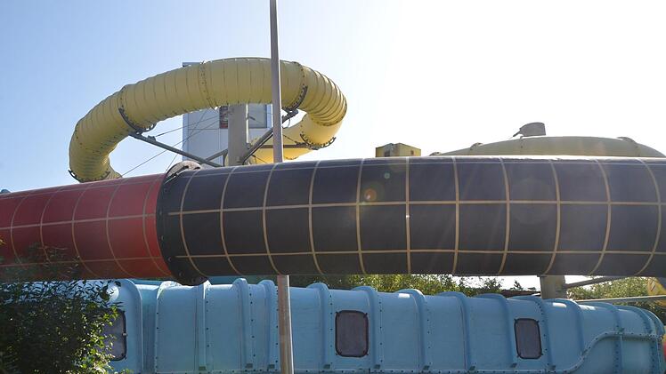 Die drei Atlantis-Rutschen auf einem aktuellen Foto von außen: "Crazy River" (hellblau), "Black Hole" (gelb) und als dritte Rutsche seit 2016 das "Turbo Rocket".  Foto: Bernhard Panzer