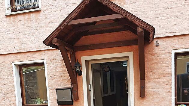 Familie Moi hatte Sand vor den Eingang ihres Hauses gekippt.